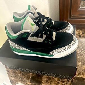 Air Jordan 3s Retro sz5 youth Black/Green